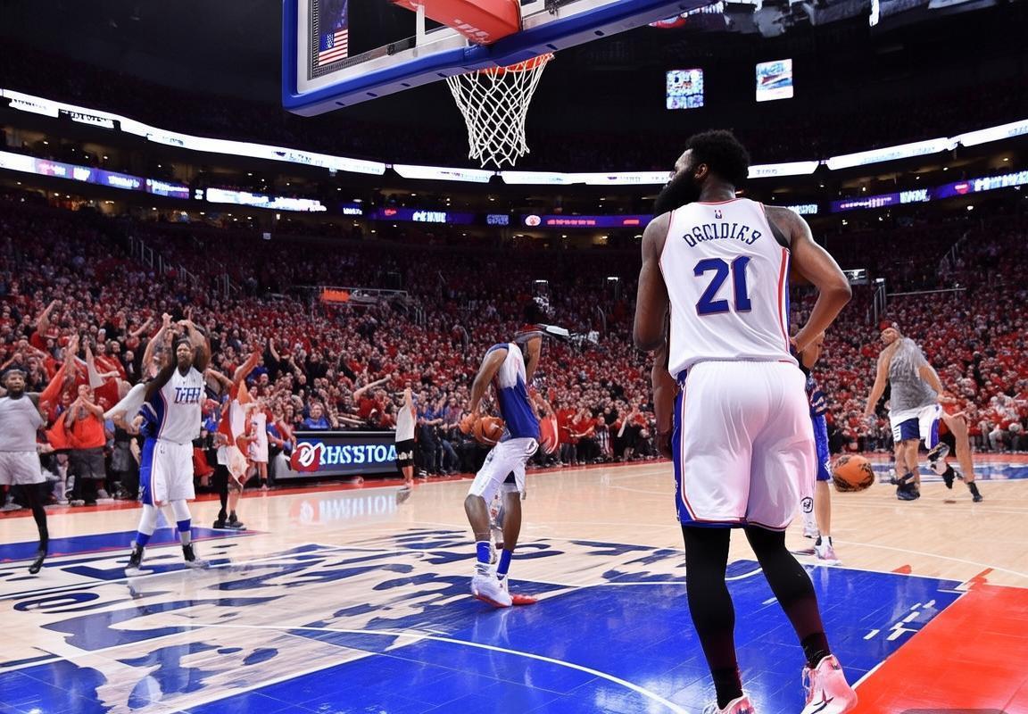 NBA季后赛首战：76人逆转热火，替补发挥成关键
